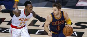 Dennis Schröder (links) erzielte gegen Cleveland 21 Punkte.