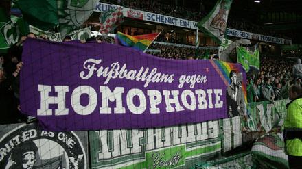 Manche sind schon längst weiter: Fußballfans halten 2011 bei der Begegnung Bremen gegen Dortmund ein Banner gegen Homophobie hoch.