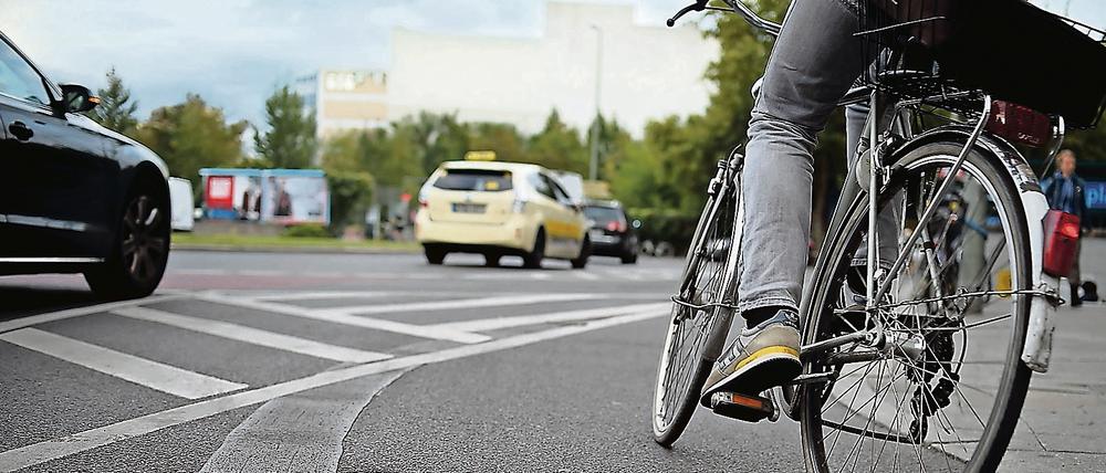 Ein Fahrradfahrer am Moritzplatz in Berlin