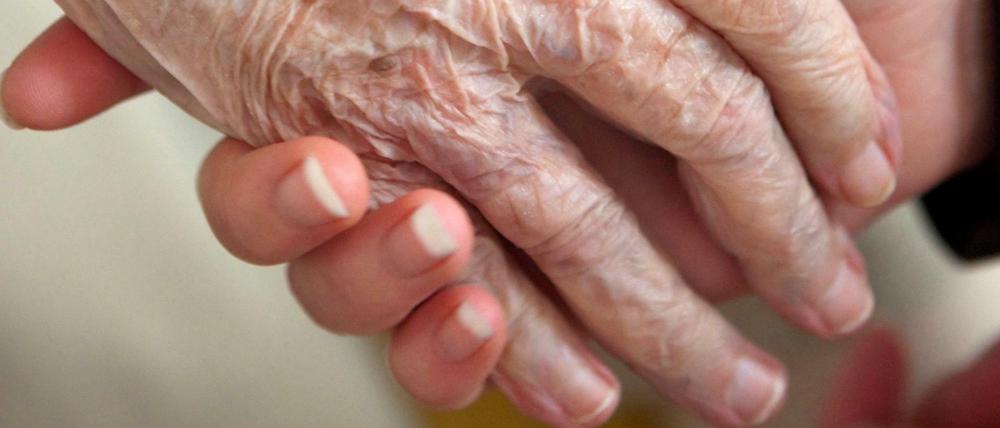 Miteinander. Zur Betreuung pflegebedürftiger Angehöriger können Berufstätige befristet auf Teilzeitarbeit umsteigen.