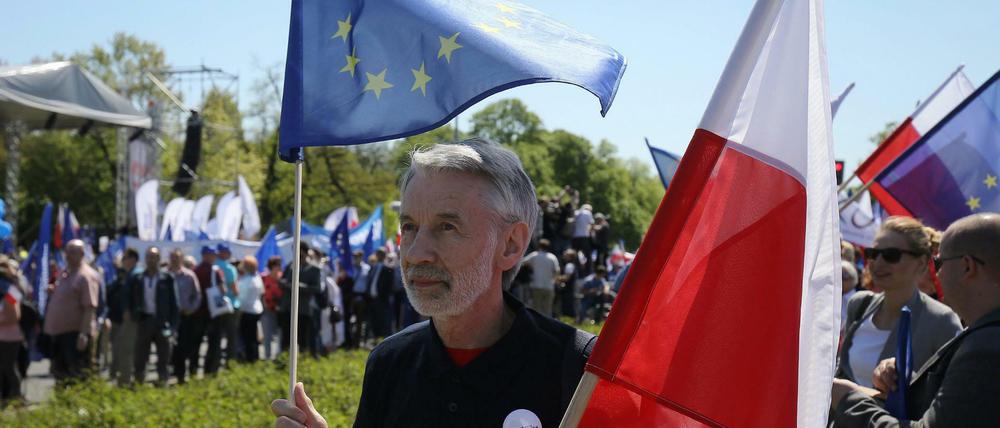 Teilnehmer der Demonstration unter dem Motto "Wir sind und blieben in Europa" in Warschau