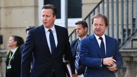 Der britische Premier David Cameron und Hugo Swire, Staatsminister für auswärtige Angelegenheiten, bei ihrer Ankunft beim Anti-Korruptionsgipfel in London. 