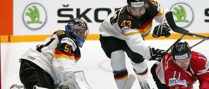 Die deutsche Mannschaft wehrt sich gegen Favorit Kanada nach Kräften. Hier wird Brendan Gallagher (r.) von Gerrit Fauser gestört. Torwart Timo Pielmeier verfolgt es gespannt.