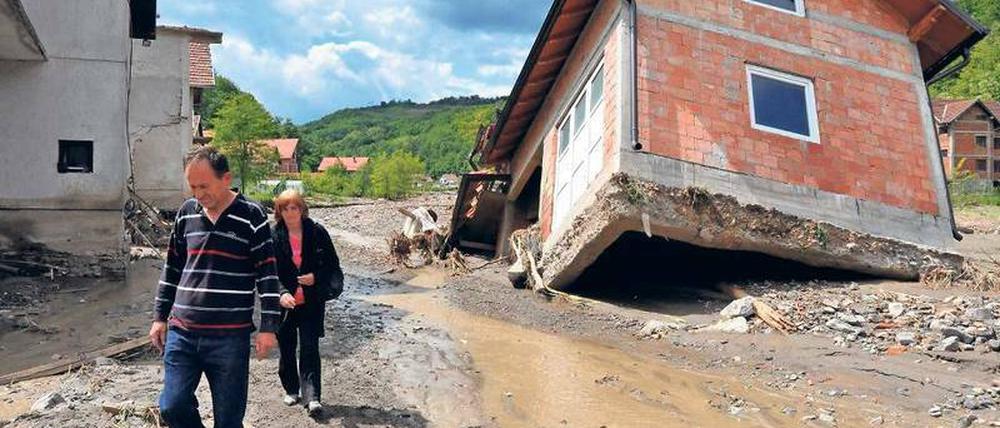 Wer hätte damit gerechnet? Die möglichen Schäden durch Erdbeben oder Fluten seien leichter einzuschätzen als politische Risiken, erklärt der Experte. Das Foto zeigt die Folgen einer Überschwemmung im Mai 2014 im serbischen Dorf Krupanj. 