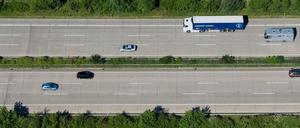 Die Lkw-Maut soll ab 2018 neben den Autobahnen auch auf allen Bundesstraßen kassiert werden.