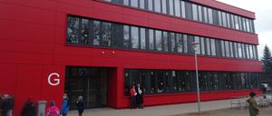Nicht schön und auch nicht selten: Die Modulen Ergänzungsbauten - hier ein Modell aus Alt-Glienicke - sind rechteckige Kästen. 72 sollen es werden in ganz Berlin. Allerdings lassen sich verschiedene Außenfarben wählen, und auch die Innenaustattung ist inzwischen variabler als zu Beginn. 