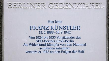 Diese Tafel für Franz Künstler hing am Haus Elsenstraße 52, Neukölln, bis 2013.