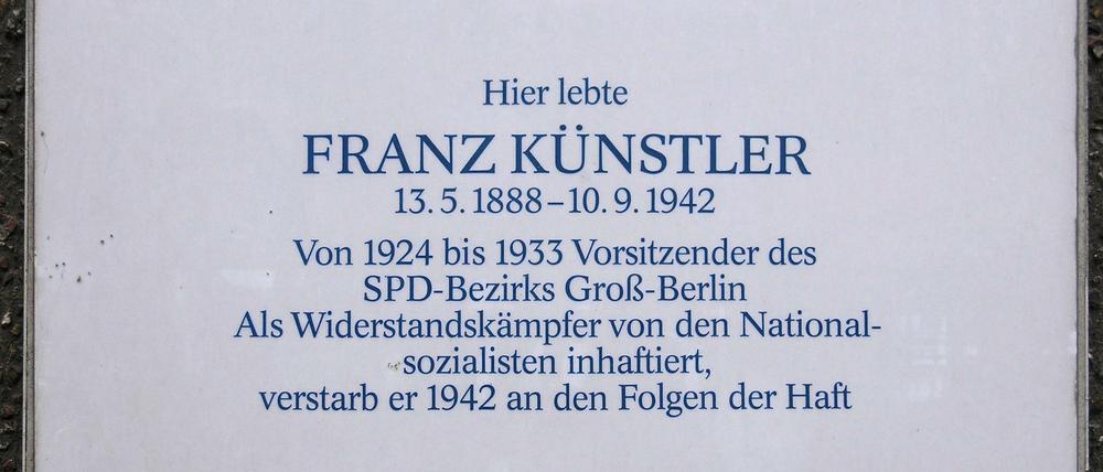 Diese Tafel für Franz Künstler hing am Haus Elsenstraße 52, Neukölln, bis 2013.