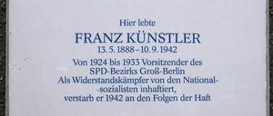 Diese Tafel für Franz Künstler hing am Haus Elsenstraße 52, Neukölln, bis 2013.