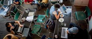 Gäste arbeiten am 11.05.2016 in Berlin-Mitte im Cafe St. Oberholz an ihren Laptops im Internet. Im Streit um ein neues Telemediengesetz haben Union und SPD den Weg für offene private WLAN-Hotspots in Deutschland freigemacht. Die Koalitionsparteien einigten sich darauf, Hotspot-Betreiber nicht mehr für Straftaten und Ordnungswidrigkeiten der Nutzer verantwortlich zu machen.