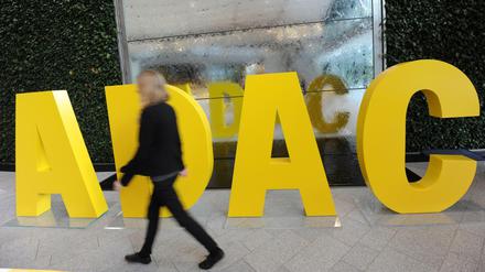 Der ADAC-Schriftzug im Foyer der ADAC-Zentrale in München.