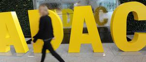 Der ADAC-Schriftzug im Foyer der ADAC-Zentrale in München.