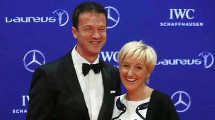 Fredi Bobic (hier mit seiner Frau Britta) unterschreibt für drei Jahre in Frankfurt.