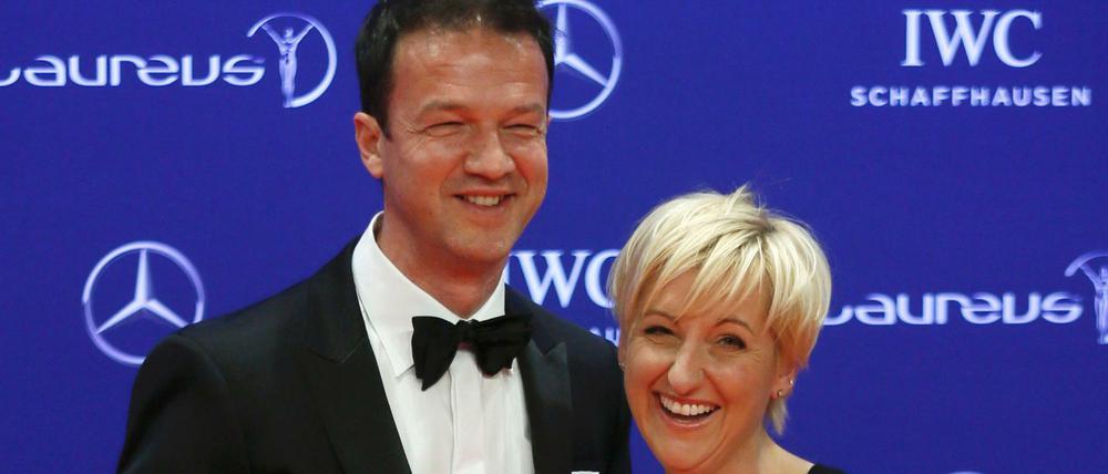Fredi Bobic (hier mit seiner Frau Britta) unterschreibt für drei Jahre in Frankfurt.