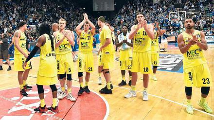 Auf Wiedersehen? Das Team von Alba Berlin verabschiedet sich nach dem Play-off-Aus bei den Fans. Wer kommt wieder?