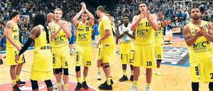 Auf Wiedersehen? Das Team von Alba Berlin verabschiedet sich nach dem Play-off-Aus bei den Fans. Wer kommt wieder?