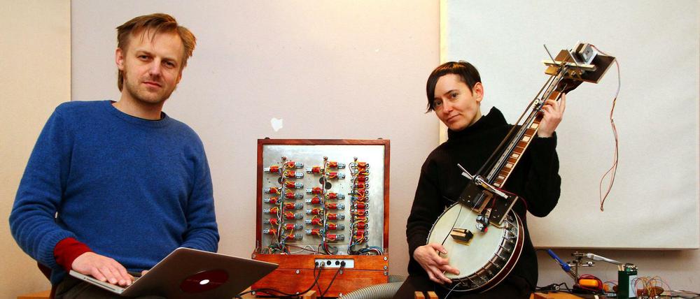 Nicht keine Experimente. Die Klangkünstler Maciej Sledziecki und Marion Wörle.