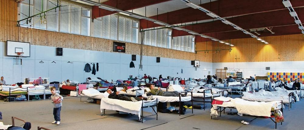 Eine Notunterkunft für Flüchtlinge in einer Turnhalle der Freien Universität in Dahlem. 
