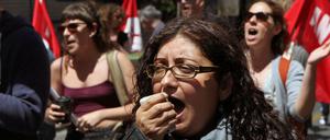 In den Straßen von Athen halten die Proteste gegen die Sparmaßnahmen an. 
