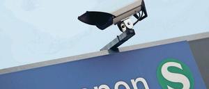 Gesundbrunnen, guck an. Viele alte Geräte mit einer schlechten Auflösung werden nun auf den Bahnsteigen ausgetauscht.