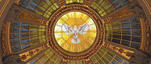 Die Pfingst-Taube in der Kuppel des Berliner Doms.