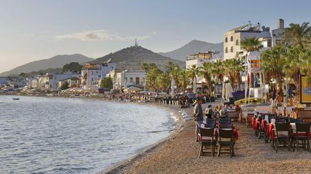 Sehnsuchtsort Ägäis: Stadtstrand Halk in der Kumbahce Bucht im türkischen Bodrum. 