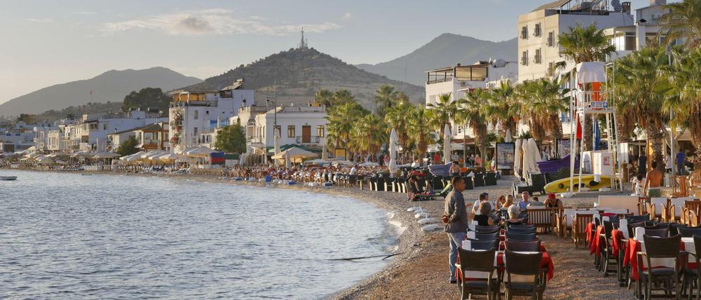 Sehnsuchtsort Ägäis: Stadtstrand Halk in der Kumbahce Bucht im türkischen Bodrum. 