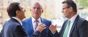 Klärungsbedarf. In der CDU-Fraktion rumort es heftig, nachdem es bei einer Probeabstimmung für die Wahl des Ministerpräsidenten Winfried Kretschmann (Grüne) etliche Gegenstimmen gab. Hier vor der konstituierenden Landtagssitzung am Mittwoch im Gespräch: Peter Hauk (rechts), designierter Minister für den ländlichen Raum, Thomas Strobl (Mitte), Innenminister, und Wolfgang Reinhart, Vorsitzender der CDU-Landtagsfraktion. 