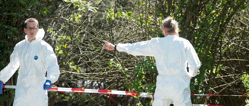 Spurenermittler der Polizei bei der Arbeit in einer Grünanlage am Eisstadion in Wilmersdorf. Hier hatte ein Spaziergänger in einem Gebüsch eine Babyleiche entdeckt.