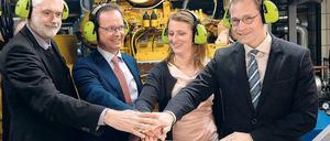 Berliner Energiepartner? Kürzlich drückte Michael Müller den Knopf bei der Einweihung eines Blockheizkraftwerks beim Martin-Luther-Krankenhaus. Mit dabei war der Eon-Manager Thomas König (zweiter von links), sowie die Führung des Krankenhauses. 
