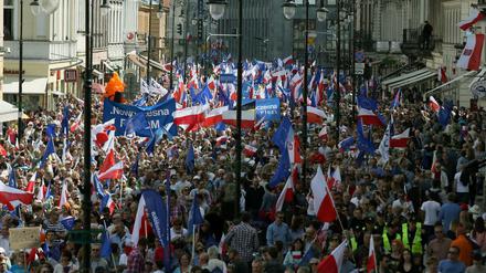 Mit polnischen und mit EU-Flaggen zieht fast eine Viertelmillion Menschen durch die polnische Hauptstadt Warschau.