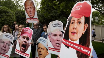 Donald Trump (oben) und Senatoren seiner Partei - hier dargestellt von Demonstranten, während sich der mutmaßliche Präsidentschaftskandidat der US-Republikaner in Washington mit Paul Ryan traf, dem einflussreichen Vorsitzenden des Repräsentantenhauses.