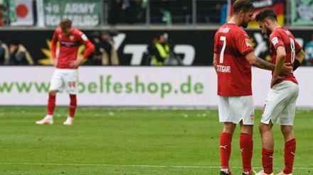 Stuttgarts Martin Harnik findet tröstende Worte für Mitspieler Lukas Rupp.