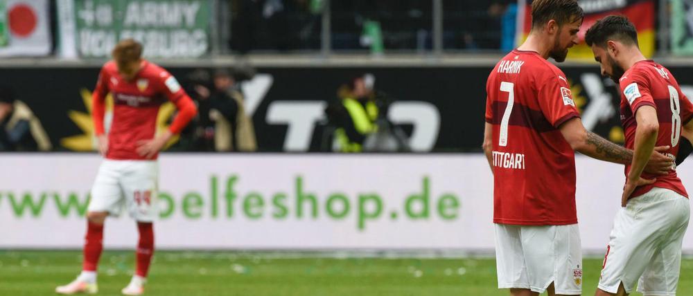 Stuttgarts Martin Harnik findet tröstende Worte für Mitspieler Lukas Rupp.