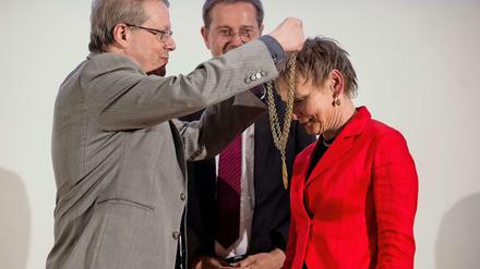 Schwere Kette. Michael Seadle, der Vorsitzende des Konzils der Humboldt-Universität mit Sabine Kunst, der neuen Präsidentin der Humboldt-Universität, und dem scheidenden Präsidenten Jan-Hendrik Olbertz.