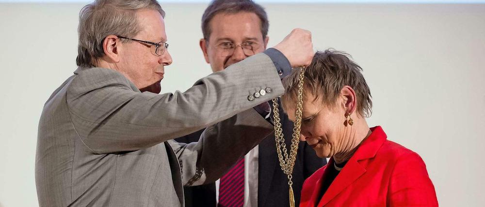Schwere Kette. Michael Seadle, der Vorsitzende des Konzils der Humboldt-Universität mit Sabine Kunst, der neuen Präsidentin der Humboldt-Universität, und dem scheidenden Präsidenten Jan-Hendrik Olbertz.
