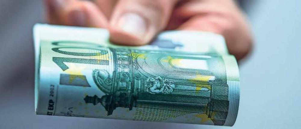 Lockangebot. Manche Banken werben mit üppigen Geldgeschenken um Kunden, die ein Wertpapierdepot haben.