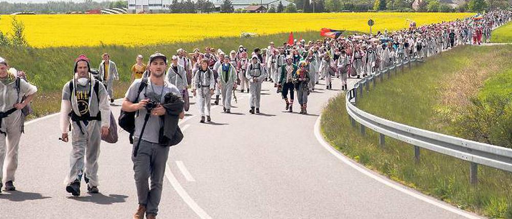 Langer Marsch. Aktivisten des Bündnisses „Ende Gelände“ am Sonnabend auf dem Weg zum Vattenfall-Kraftwerk in Welzow.