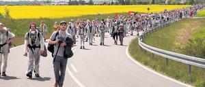Langer Marsch. Aktivisten des Bündnisses „Ende Gelände“ am Sonnabend auf dem Weg zum Vattenfall-Kraftwerk in Welzow. 