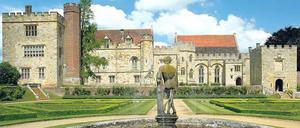 Trutzig. Penshurst Place in Kent wurde im 14. Jahrhundert erbaut. Wie das Herrenhaus sind auch die Parkanlagen wahrhaft feudal.