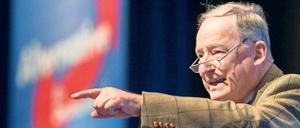 Zeigefreudig. Brandenburgs AfD-Chef Alexander Gauland hat es mit seinem Landesverband nicht leicht – und fühlt sich zu bundespolitischen Aufgaben berufen.
