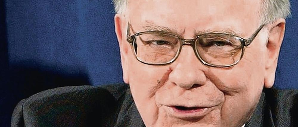 Investoren-Legende Warren Buffet versucht sein Glück mit Apple-Aktien. Zuletzt hatte das US-Unternehmen den ersten Umsatzrückgang seit 2003 verzeichnen müssen.