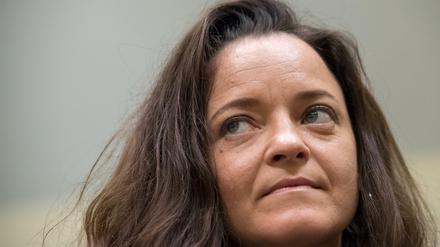 Die Angeklagte Beate Zschäpe sitzt am 10.05.2016 im Gerichtssaal des Oberlandesgerichts in München.