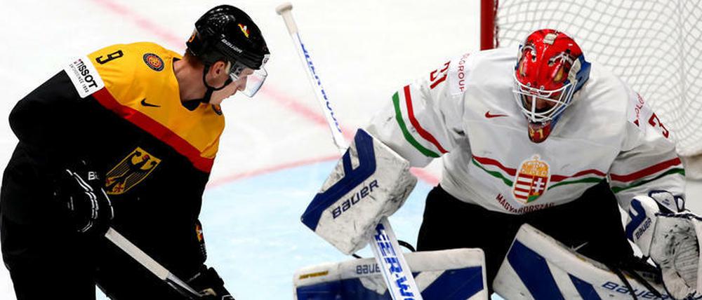 Die deutsche Mannschaft um Jerome Flaake hatte lange Mühe, den Puck an Ungarns Torwart Miklos Rajna vorbeizubekommen.