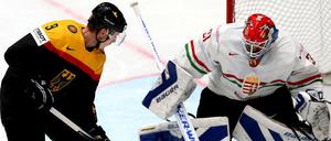 Die deutsche Mannschaft um Jerome Flaake hatte lange Mühe, den Puck an Ungarns Torwart Miklos Rajna vorbeizubekommen.