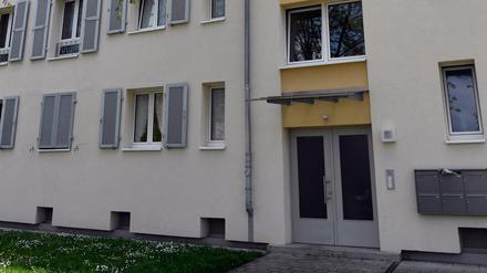 Der Tatort. Hier soll ein Mann sein zwei Monate altes Baby aus dem Fenster seiner Wohnung im zweiten Stock geworfen haben. 