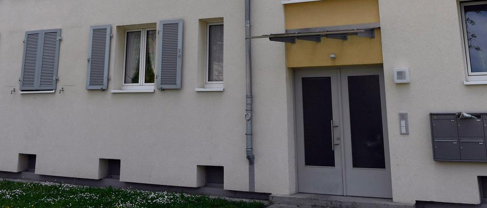 Der Tatort. Hier soll ein Mann sein zwei Monate altes Baby aus dem Fenster seiner Wohnung im zweiten Stock geworfen haben.