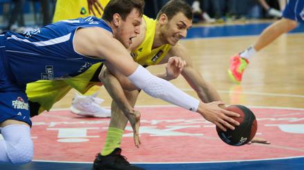 Der Frankfurter Johannes Voigtmann (l.) und der Berliner Elmedin Kikanovic kämpfen in Bodennähe um den Ball. 