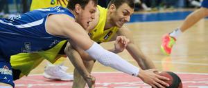 Der Frankfurter Johannes Voigtmann (l.) und der Berliner Elmedin Kikanovic kämpfen in Bodennähe um den Ball.