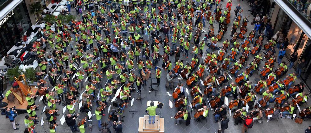 Dirigent Kent Nagano dirigiert den "Symphonic Mob".